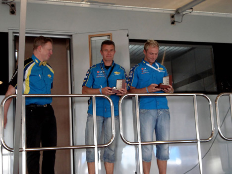 Henrik Lundgaard og Michael Outzen får overrakt Louis Chevolet uret af Motorsportschef Eric Neve.